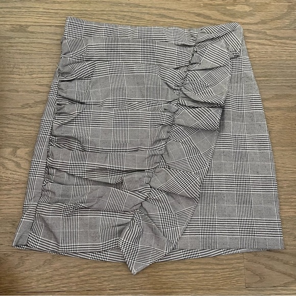 REVOLVE The Jetset Diaries TJD Black & White Ruffle Houndstooth Mini Skirt - Picture 3 of 9